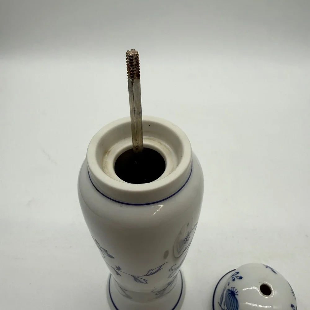 Vintage Blue Onion Porcelain Pepper Mill Grinder Floral Zwiebelmuster Pattern